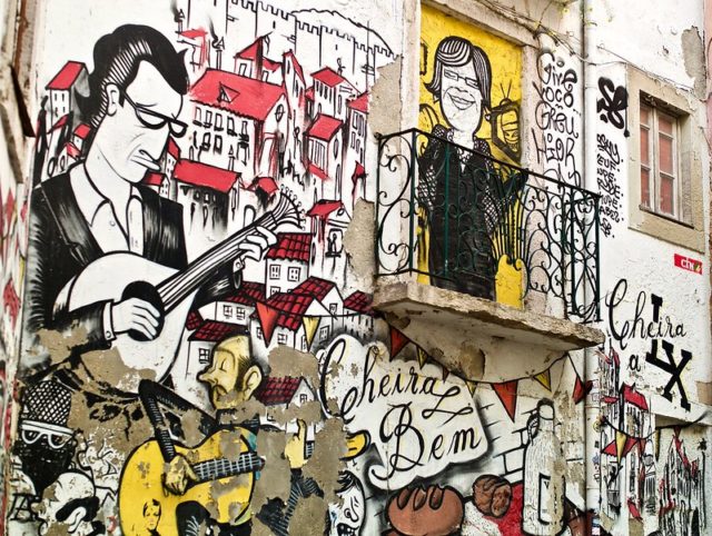 Street Art Lisbonne - dessin de vie de quartier